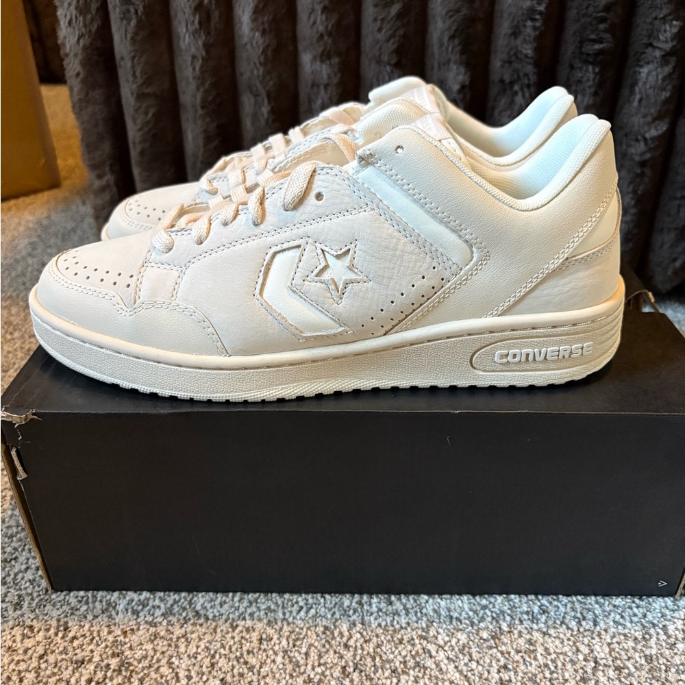 Brand New Converse Leather Low-Top Sneakers Men’s Size 11 / Women’s Size 12.5